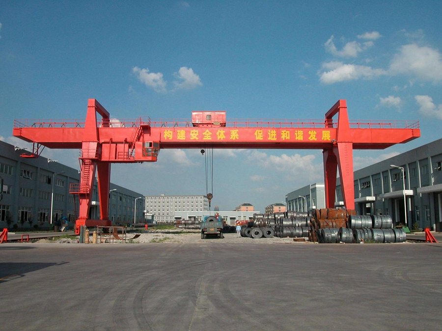 为沈阳红旗台钢材市场承制32吨门式起重机
